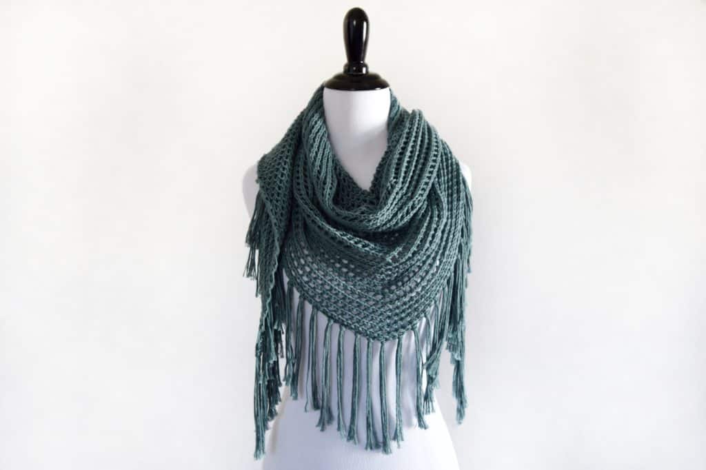 Lace Triangle Shawl - Free knitting pattern from www.kniftyknittings.com #knitting #knittingpattern #triangleshawl