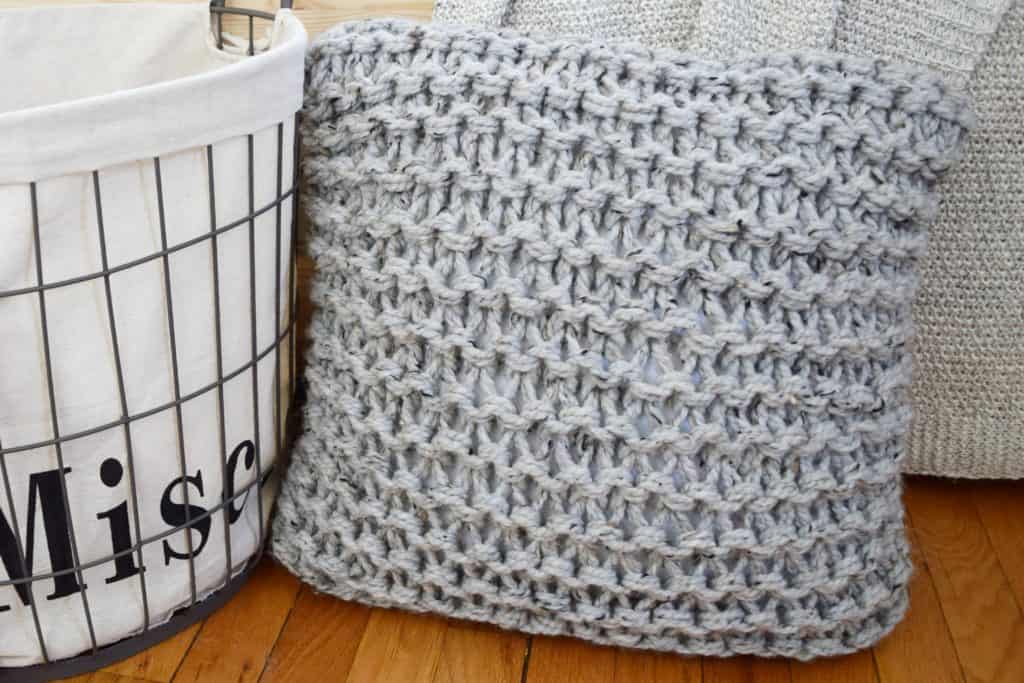 Chunky Throw Pillow Set - Free Pattern - Knifty Knittings