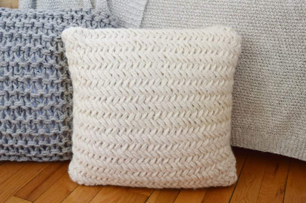 Chunky Throw Pillow Set - Free Pattern - Knifty Knittings