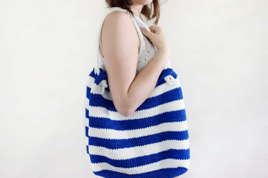 Free Knitting Pattern - How to Knit the Beachcomber Tote! Click for the step-by-step video tutorial and knitting pattern, made with Bernat Maker Outdoor yarn! #knitting #knittingpattern #freeknittingpattern #yarnspirations