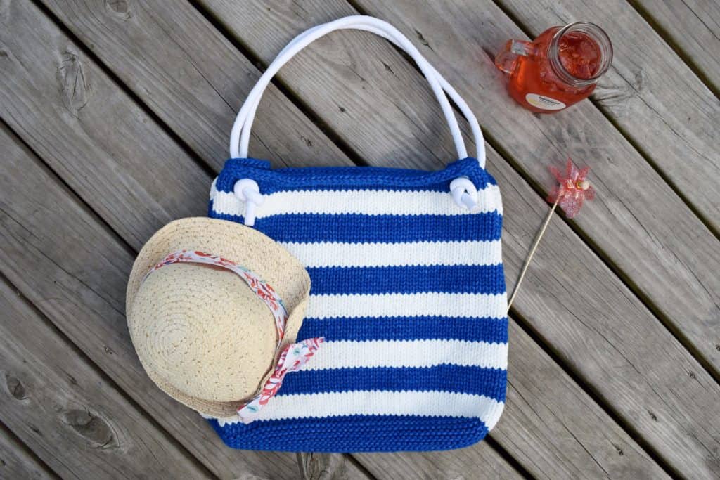 Free Knitting Pattern - How to Knit the Beachcomber Tote! Click for the step-by-step video tutorial and knitting pattern, made with Bernat Maker Outdoor yarn! #knitting #knittingpattern #freeknittingpattern #yarnspirations