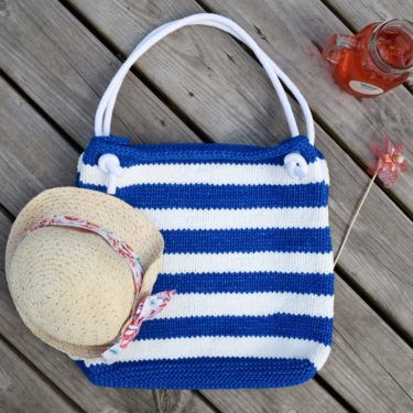 Free Knitting Pattern - How to Knit the Beachcomber Tote! Click for the step-by-step video tutorial and knitting pattern, made with Bernat Maker Outdoor yarn! #knitting #knittingpattern #freeknittingpattern #yarnspirations