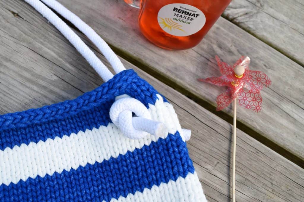 Free Knitting Pattern - How to Knit the Beachcomber Tote! Click for the step-by-step video tutorial and knitting pattern, made with Bernat Maker Outdoor yarn! #knitting #knittingpattern #freeknittingpattern #yarnspirations