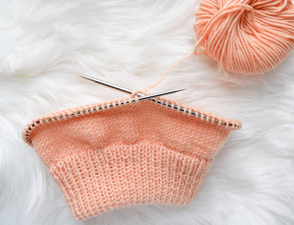 Padrão sem Chapéu De Malha De aba Dupla Com nervuras e tutorial de Knifty Knittings para Yarnspirations. #sponsored #knittingpattern #freeknittingpattern # yarnspirations