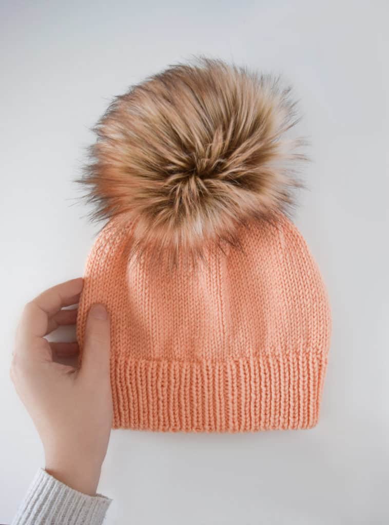  Bordázott Dupla karimájú kötött kalap - mentes minta és bemutató a Knifty Knittings for Yarnspirations. # szponzorált # knittingpattern # freeknittingpattern #yarnspirations