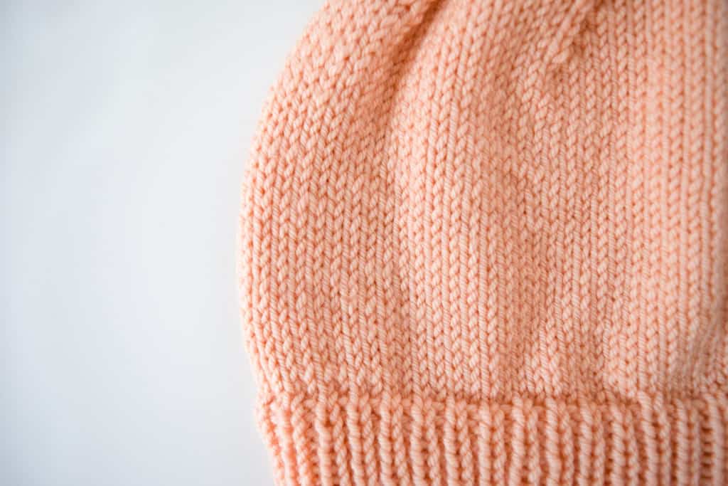 リブダブルのつばニット帽-無料パターンおよびチュートリアルからKnifty KnittingsのためのYarnspirations. #sponsored#knittingpattern#freeknittingpattern#yarnspirations