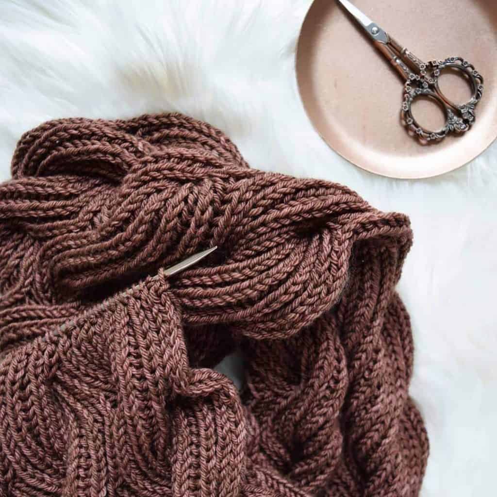 The Rosewood Scarf - Click for the free knitting pattern and video tutorial from www.kniftyknittings.com! #knitting #knittingpattern #freeknittingpatterns