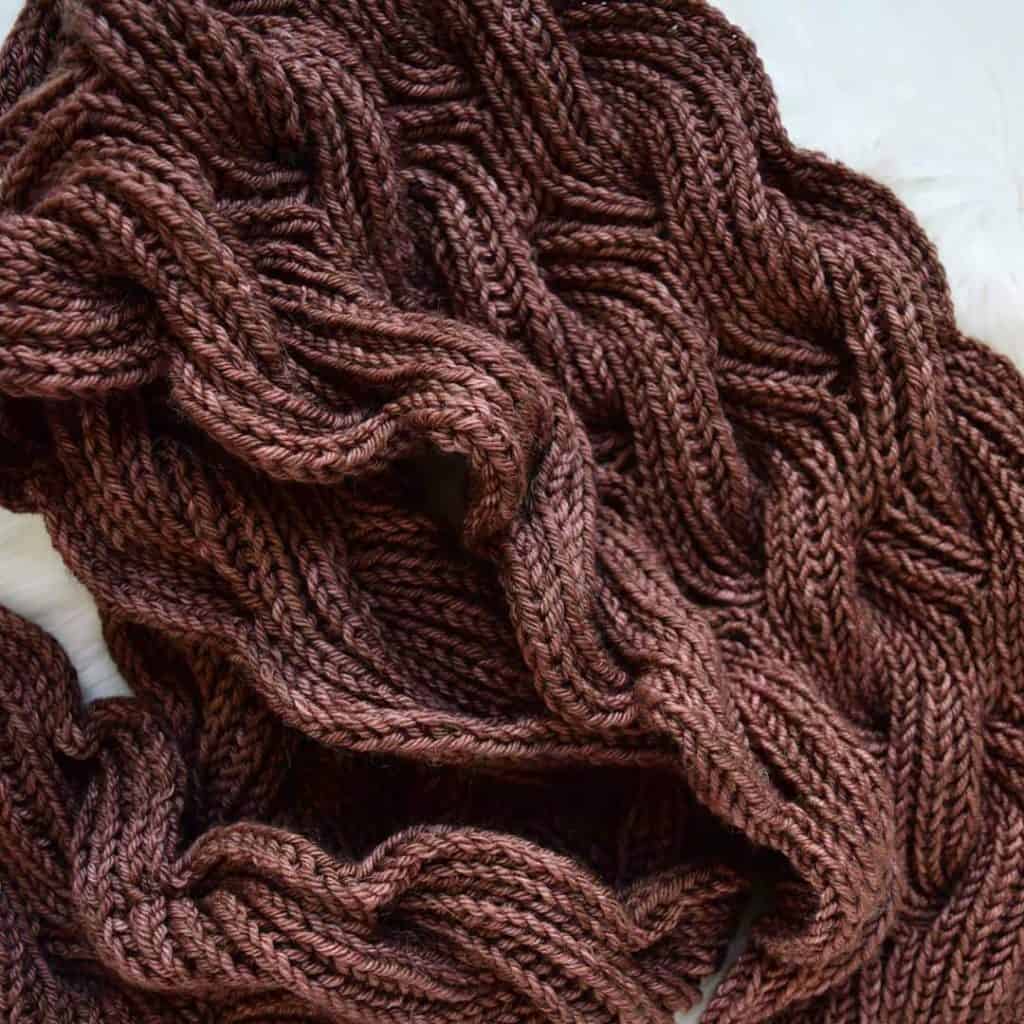 The Rosewood Scarf - Click for the free knitting pattern and video tutorial from www.kniftyknittings.com! #knitting #knittingpattern #freeknittingpatterns