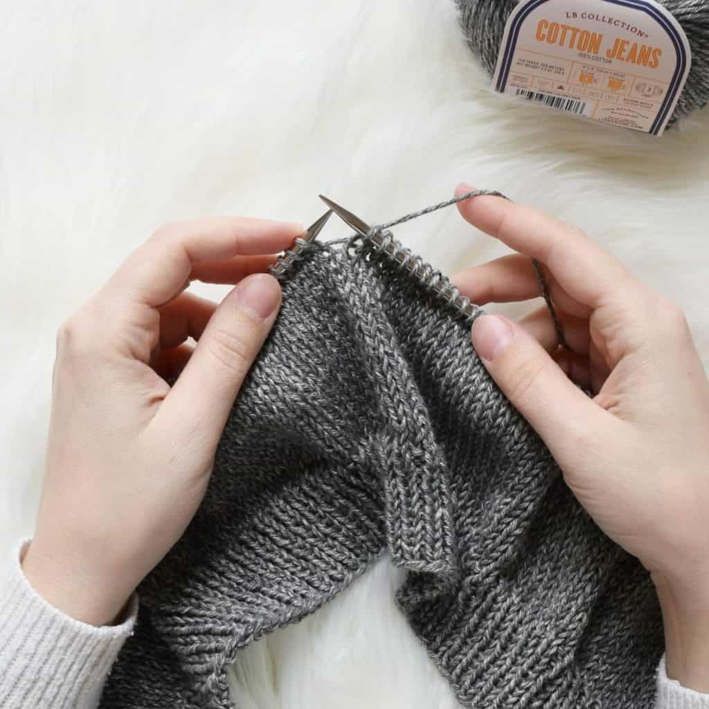 The Daybreak Tee - free knitting pattern and tutorial from www.kniftyknittings.com #knittingpattern #knitting