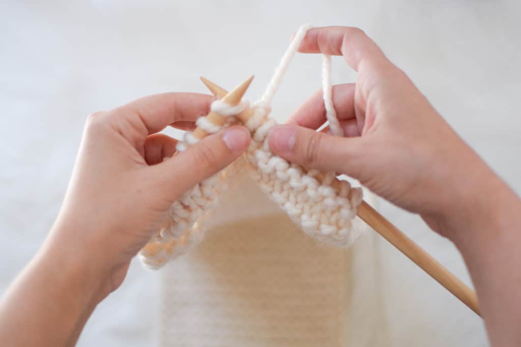 How to knit for beginners - Learn to knit a scarf from start to finish with free video tutorials! #knitting #howtoknit #kniftyknittings #knittingtutorials