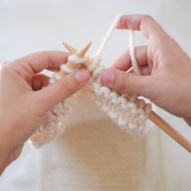 How to knit for beginners - Learn to knit a scarf from start to finish with free video tutorials! #knitting #howtoknit #kniftyknittings #knittingtutorials