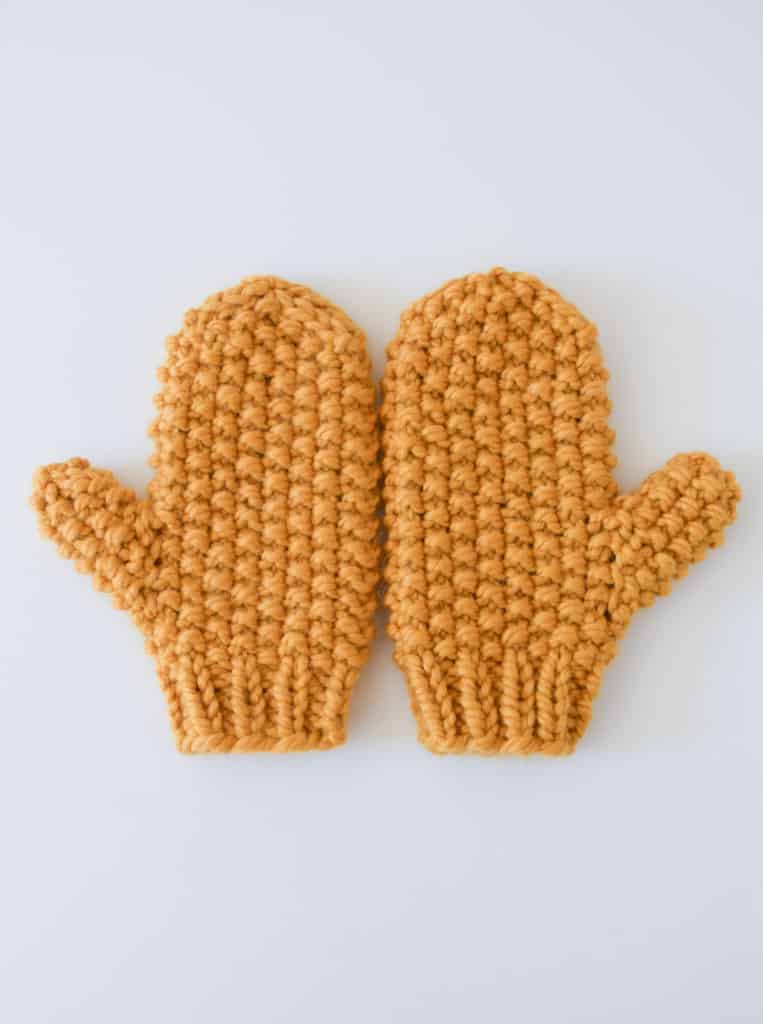 Seed Stitch Mittens - free pattern and tutorial from Knifty Knittings x Michaels! #knitting #mittens #knittingpattern #freepattern